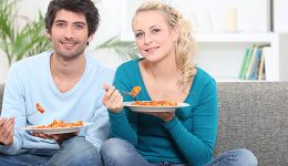 Cena sul divano: idee, consigli, ricette