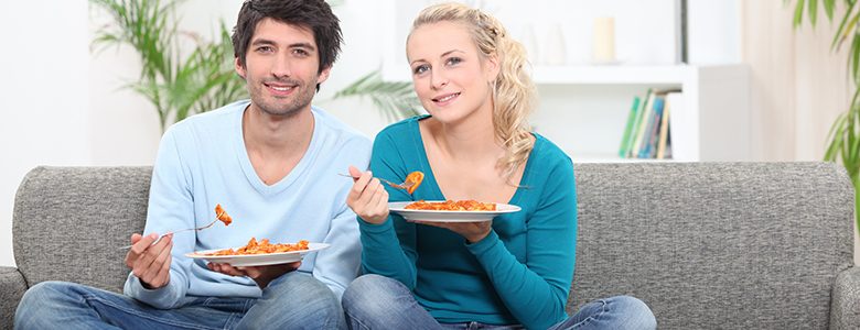 Cena sul divano: idee, consigli, ricette