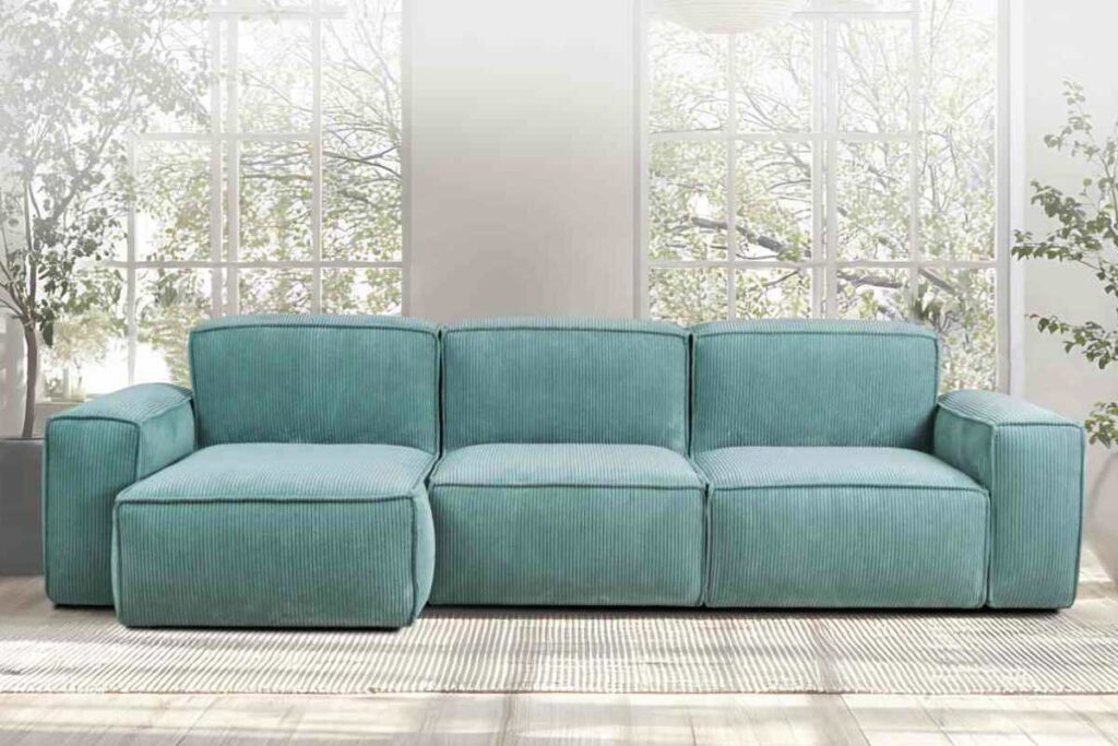 divano comodo di design moderno con seduta ergonomica e imbottitura in poliuretano espanso