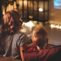 famiglia che guarda film halloween